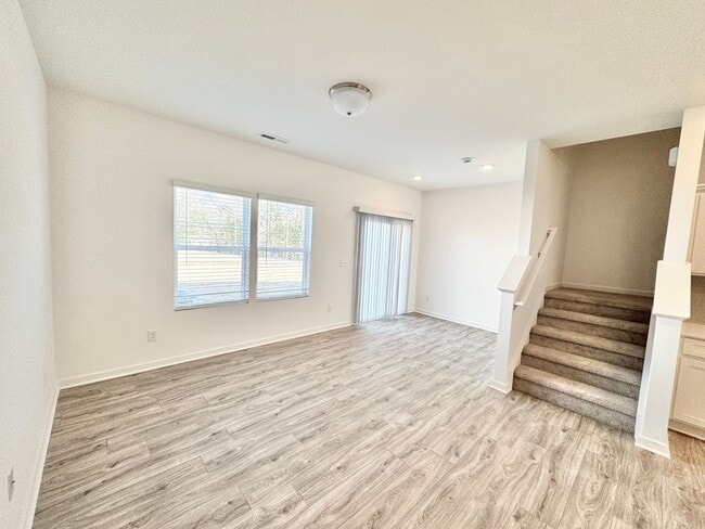 Building Photo - BEAUTIFUL 3BD Townhome Walking Distance to Downtown