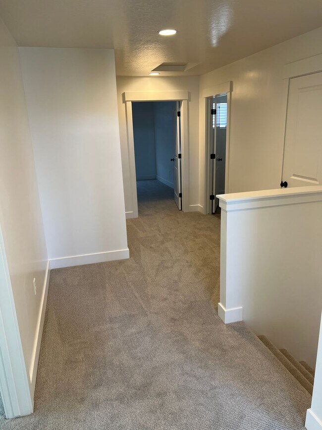 Building Photo - Newer 4 bedroom townhome in South Desert Gardens!