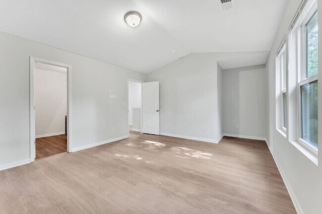 Building Photo - Stylish 3BR, 2.5BA Townhome with Loft and ...