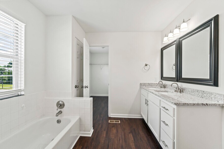 Building Photo - 6981 Bennell Dr