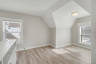 Building Photo - Fully Renovated 1 Bedroom in Historic Sloan Neighborhood $1099