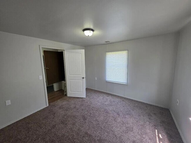 Building Photo - 10311 Bellview Dr