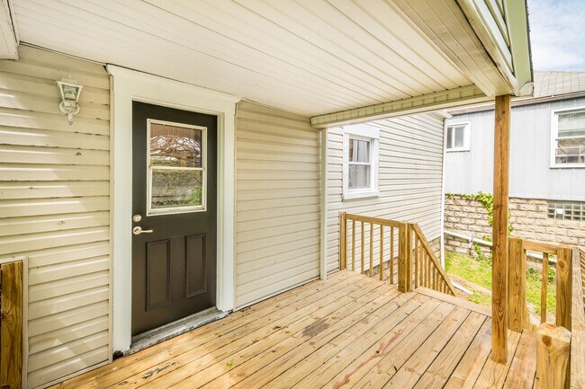 Building Photo - AVAILABLE AUGUST 1ST! DON'T MISS THIS BEAUTIFUL 2-BEDROOM HOME IN CLAIRTON!
