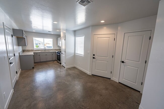 Building Photo - 4 Bedroom 2 Bathroom Home