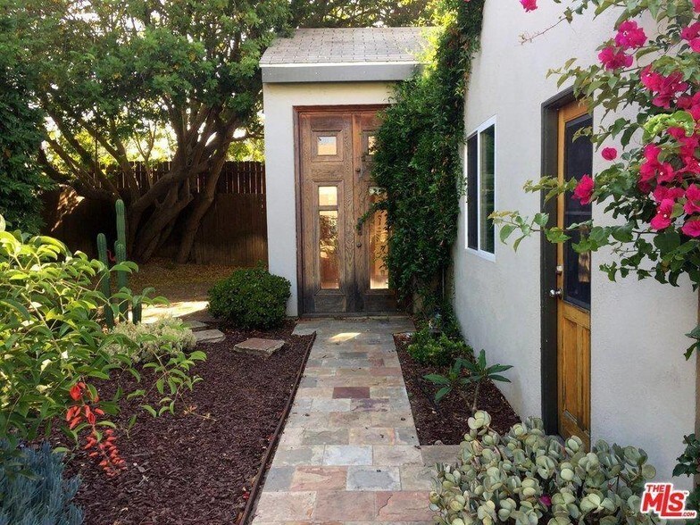 Guesthouse two entrances - 3864 Girard Ave