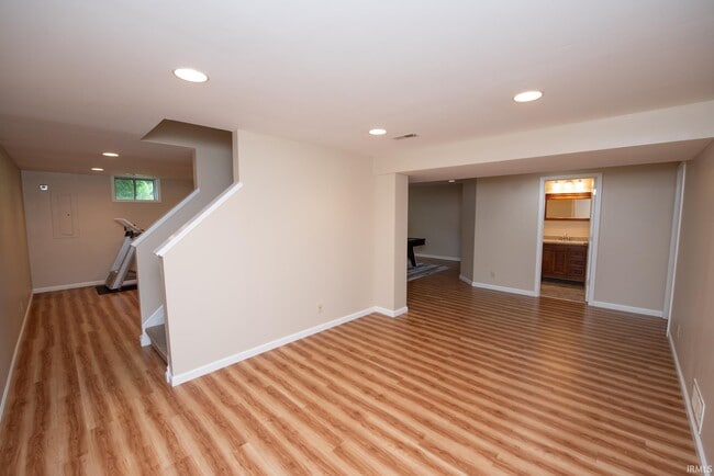 Building Photo - 3801 W Capilano Dr