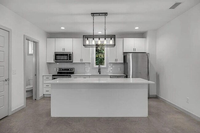 Building Photo - Great condo in East Nashville off Gallatin...