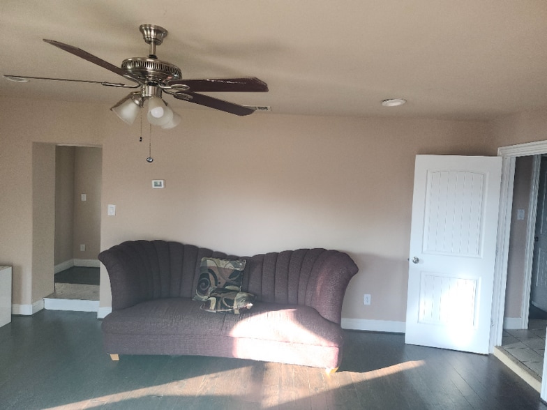 Building Photo - 1017 E Wells Ave