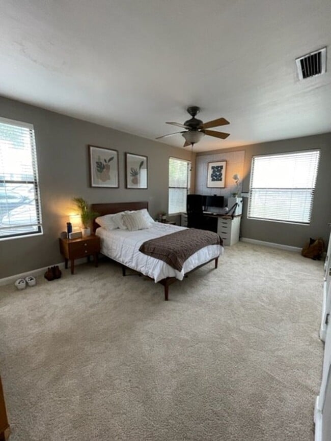 Building Photo - R1016 University Heights