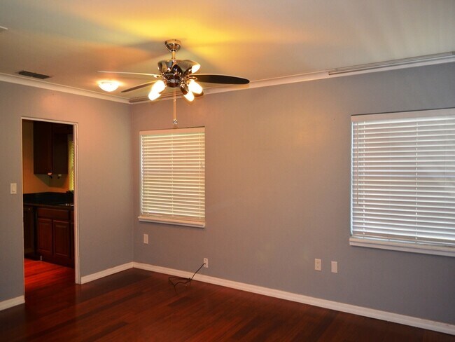 Building Photo - Cute Downtown 3/2 House with Attached 1/1 Apartment-close to everything
