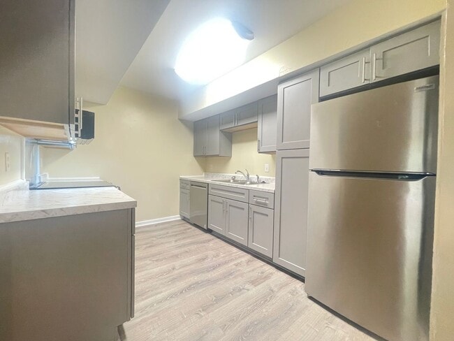 Building Photo - The Perfect 3 Bed, 1.5 Bath Cozy Townhouse