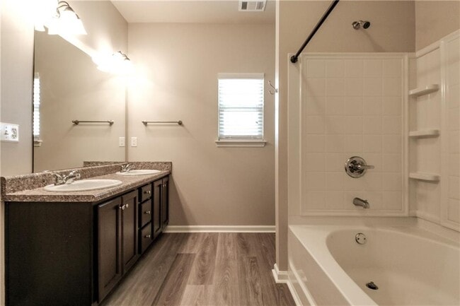 Building Photo - 606 Oakside Pl