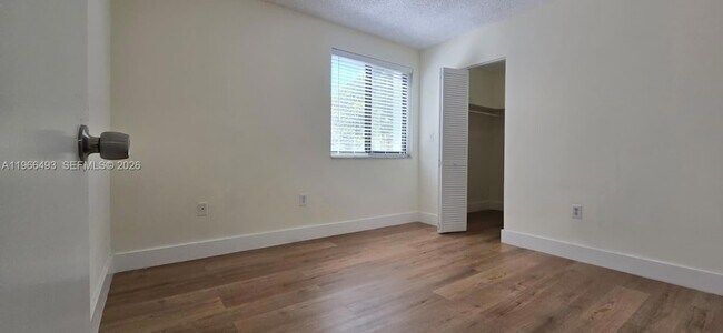 Building Photo - 10221 Fontainebleau Blvd