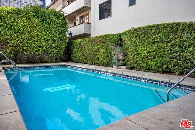 Building Photo - 11745 Montana Ave