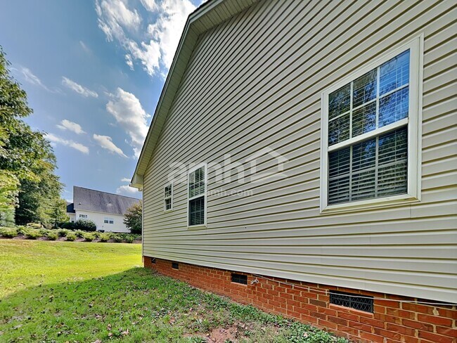 Building Photo - 4038 River Falls Dr