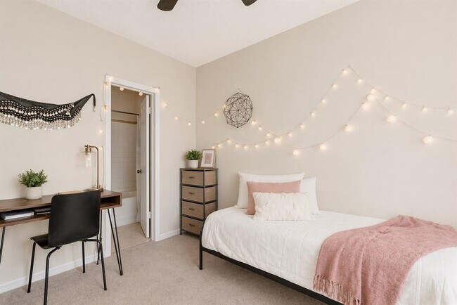 Building Photo - 2216 San Gabriel St