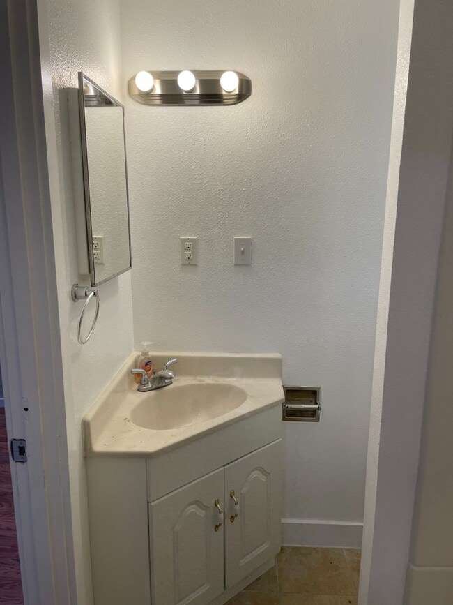 Building Photo - PRELEASE:  5 bdrm/2 bath near Park, WWU and Downtown