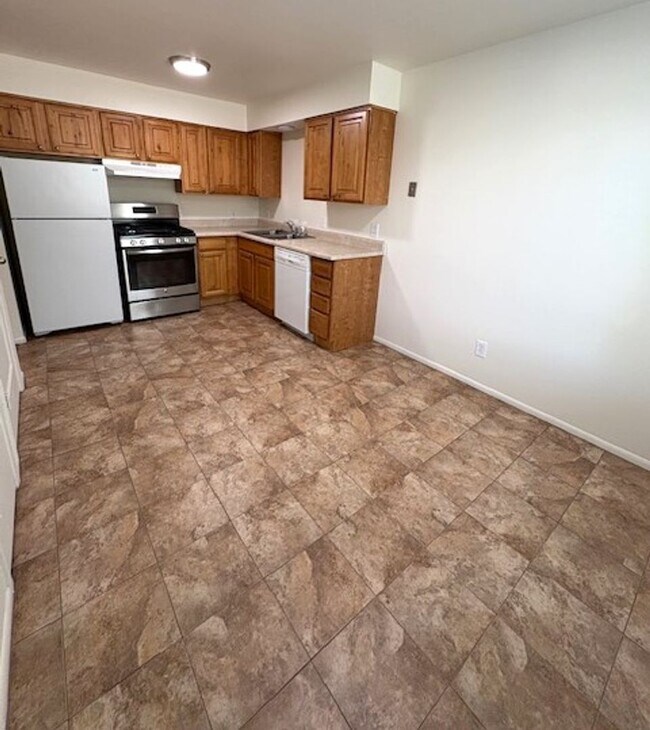 Building Photo - 2 Bedroom Apartment in Holladay!