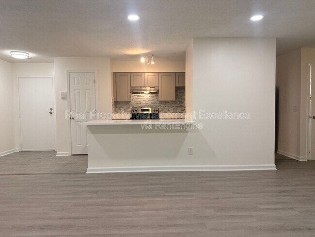 Building Photo - 1330 Park Glen Dr