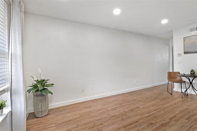 Building Photo - 2302 East Side Dr