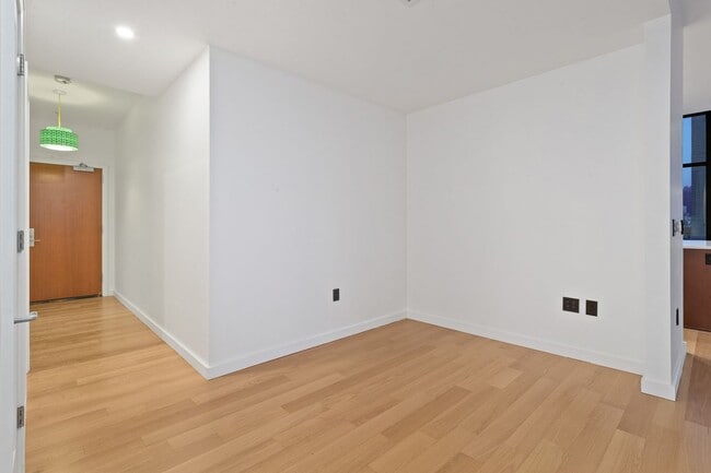 Building Photo - Exquisite 1BD/1.5BTH Condo Unit in the Pea...