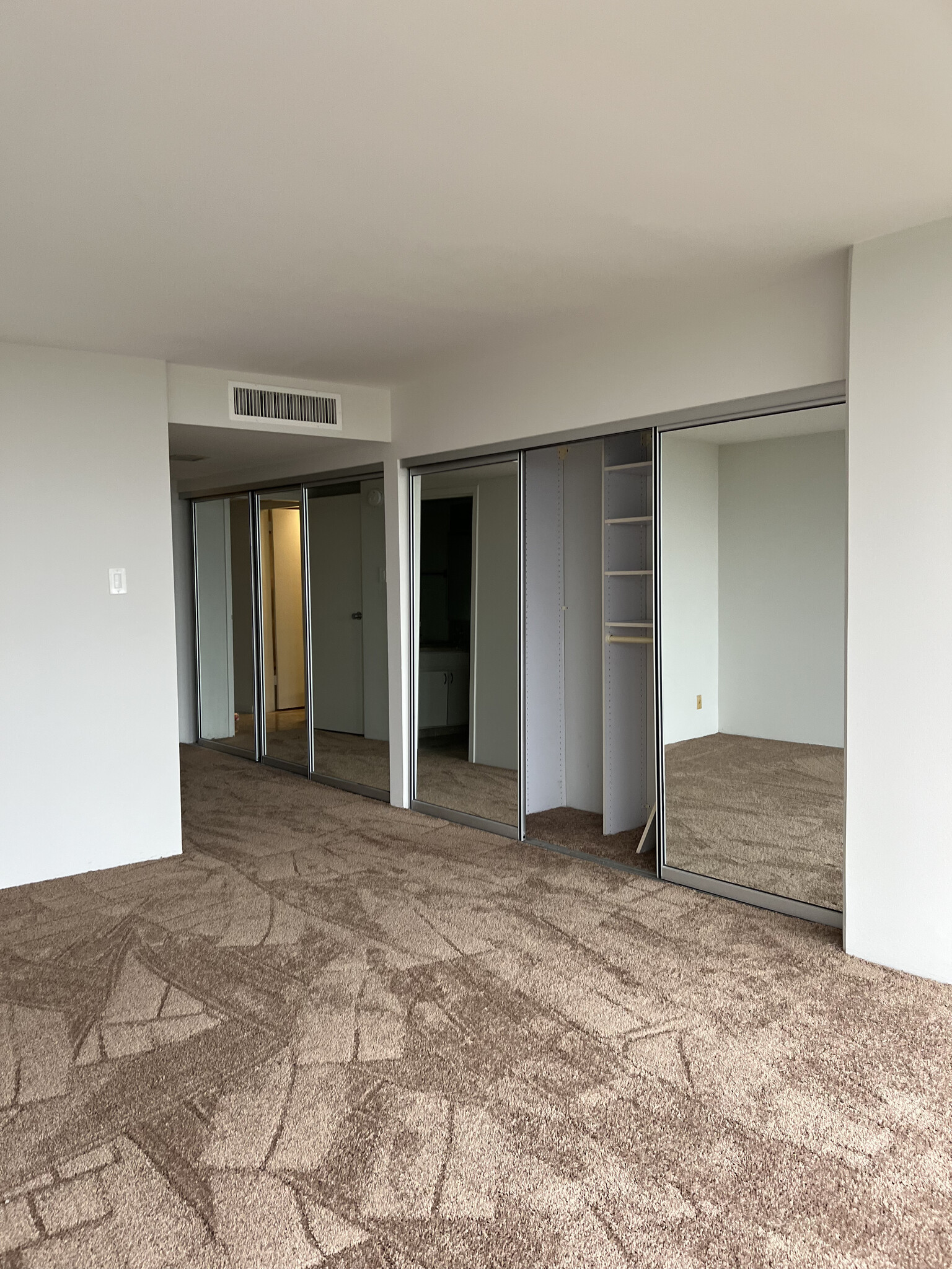 Building Photo - 4337 Marina City Dr