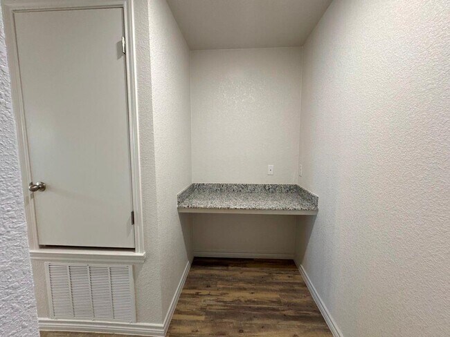 Building Photo - 205 Dolphin Dr