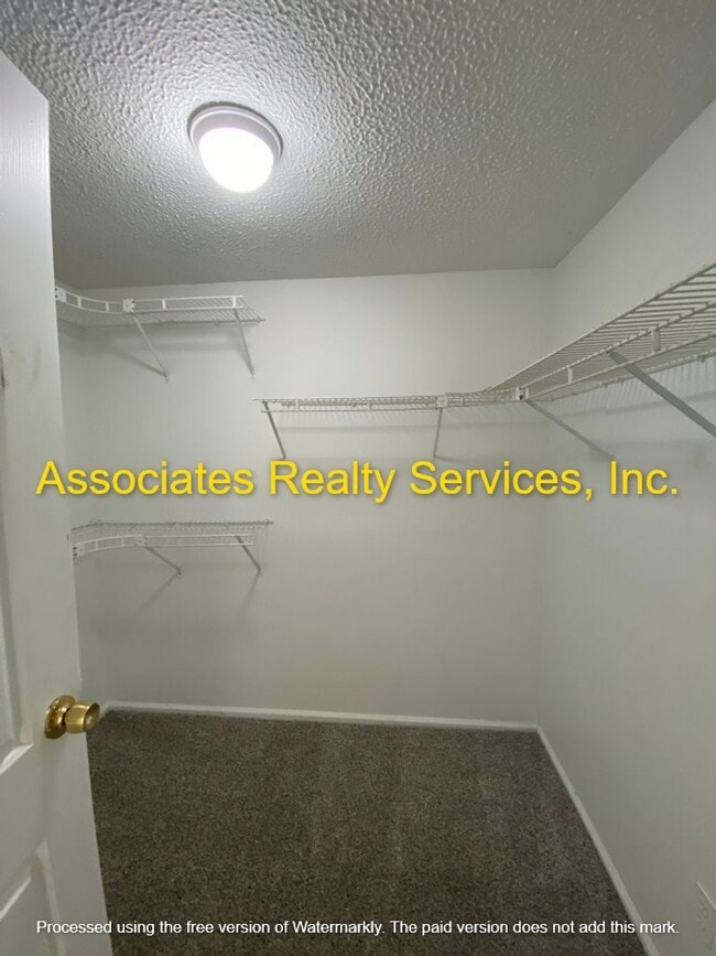 Building Photo - Rare find! 4 bed/3 bath House in Newberry, FL on one acre