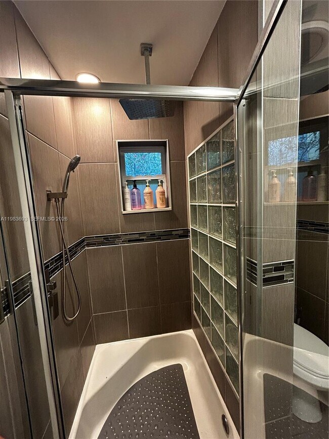 Building Photo - 1432 NE 5th Ave