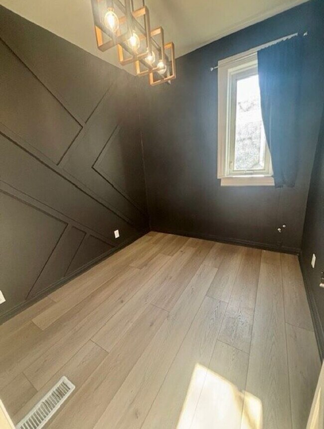 Building Photo - Downtown Remodeled Living