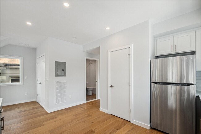 Building Photo - 46 Hudson St
