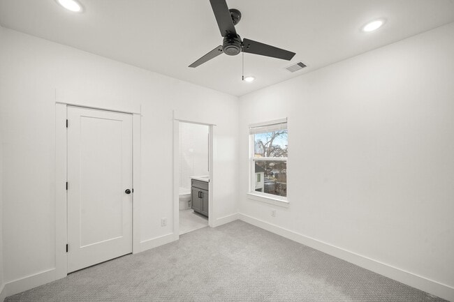 Building Photo - 2811 Anita St