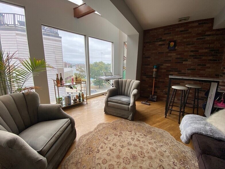 Building Photo - 103 Charter St