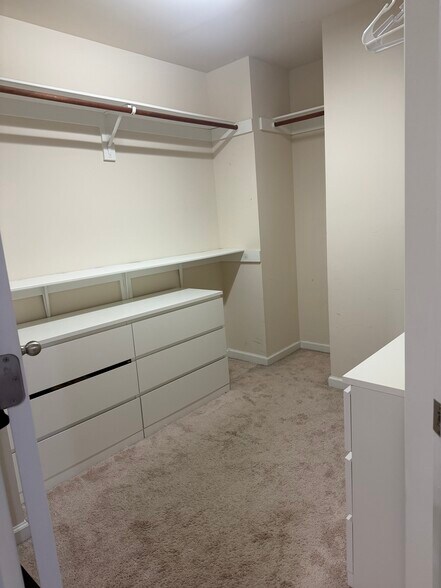 Building Photo - 220 Concordia Woods Dr