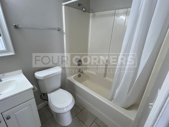 Building Photo - Lovely 3-bedroom 2-bath Apartment