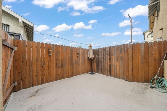 Building Photo - 2 Bed 1 Bath Updated Gated Condo Near Beac...