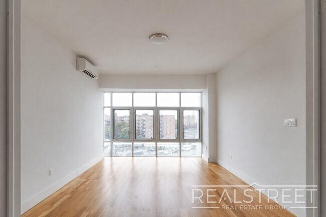 Building Photo - LUXURY 2.5 Bed  in Queens!
