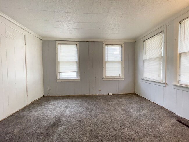 Building Photo - Fall into this cozy 3-Bedroom Home with a ...