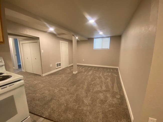 Building Photo - Foothills 925 Triplex