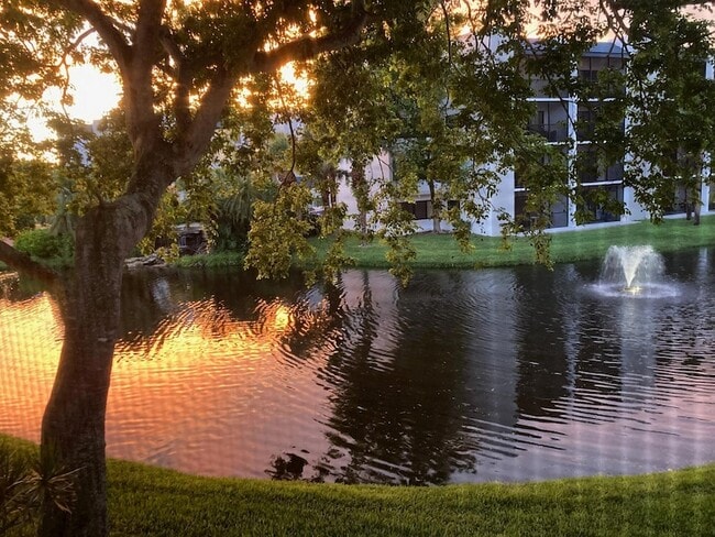 Building Photo - 1605 S US Hwy 1