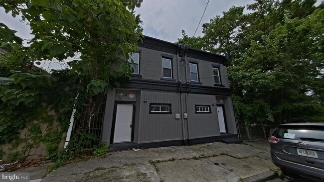 Building Photo - 868 E Locust Ave