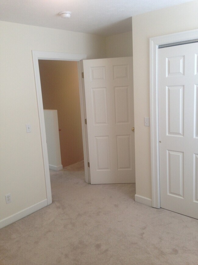 Building Photo - 2345 Meadowpoint Dr