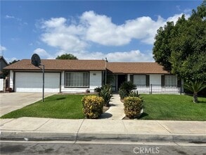 Building Photo - 924 N Quince Ave