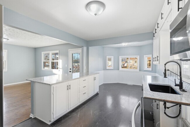 Building Photo - Fully remodeled 4 bed charmer