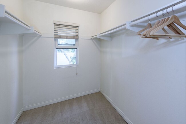 Building Photo - Convenient, Spacious Townhome for Rent in ...