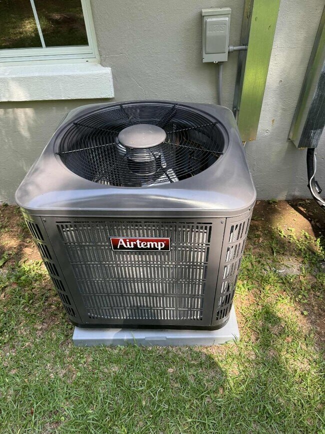 Building Photo - 102 S Redd Street - Unit 102