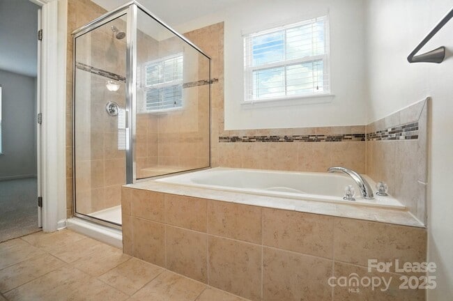 Building Photo - 2031 Hamil Ridge Dr