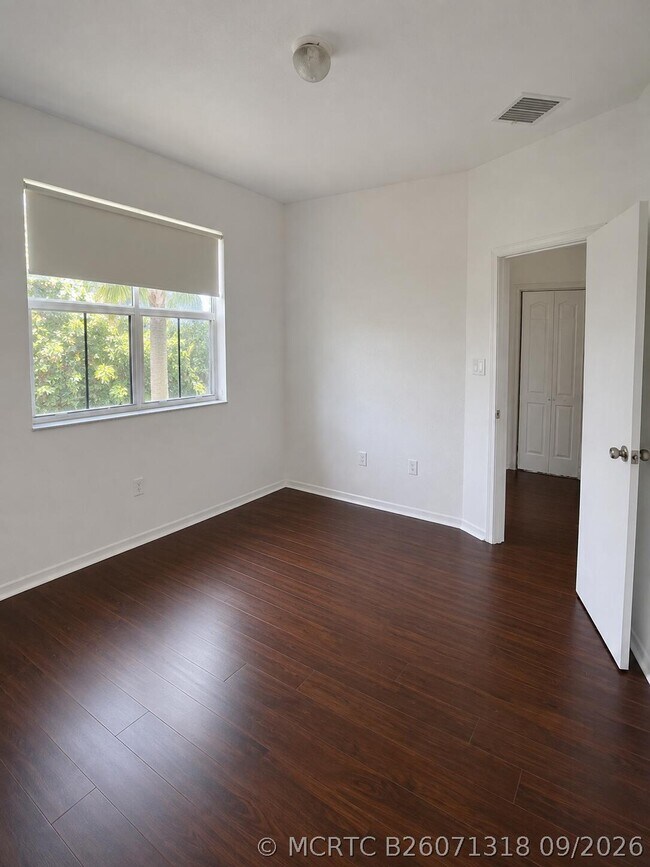 Building Photo - 906 SW 143rd Ave