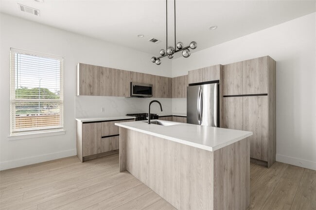 Building Photo - 107 Tolima Dove St