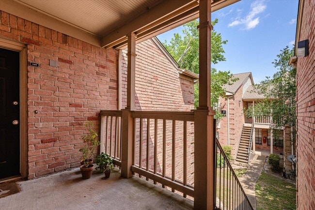 Building Photo - 2255 Braeswood Park Dr